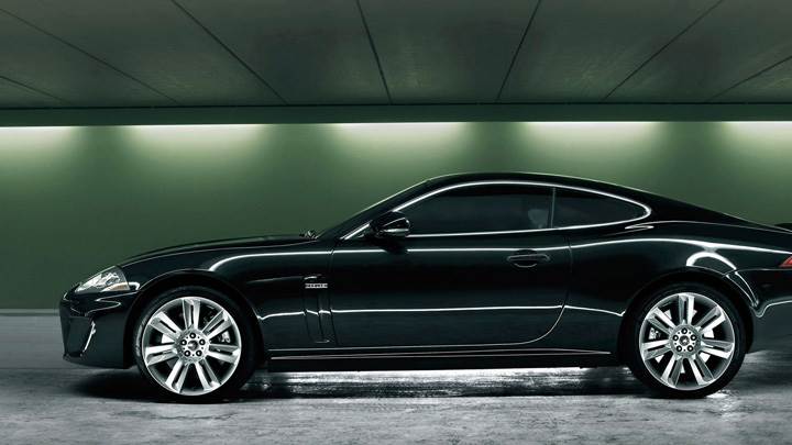 Side Pose Of Jaguar XKR 2010 In Black